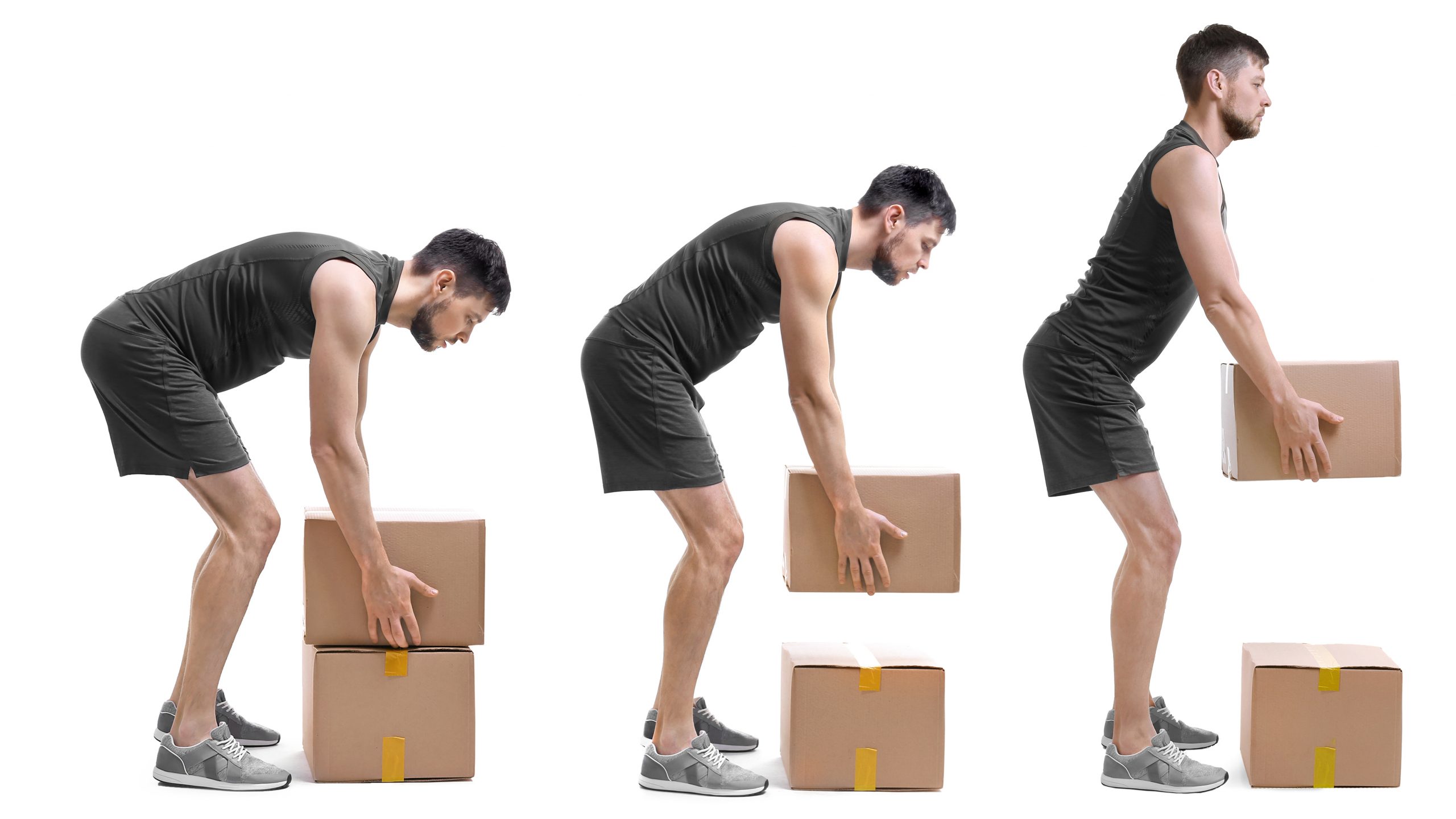 Drei Haltungsunterschiede, wie man ein Paket am Rücken schonendsten hebt, sind abgebildet. Links langt der Mann den oberen von zwei Kartons an. Er hat leicht gebeugte Knie und der Rücken ist gerade. Im Bild rechts daneben hebt der Mann den oberen Karton mit weiterhin gestrecktem Rücken an. Im letzten Schritt ist der Mann fast aufrecht. Er hat immer noch einen gestreckten Rücken und gerade Arme.