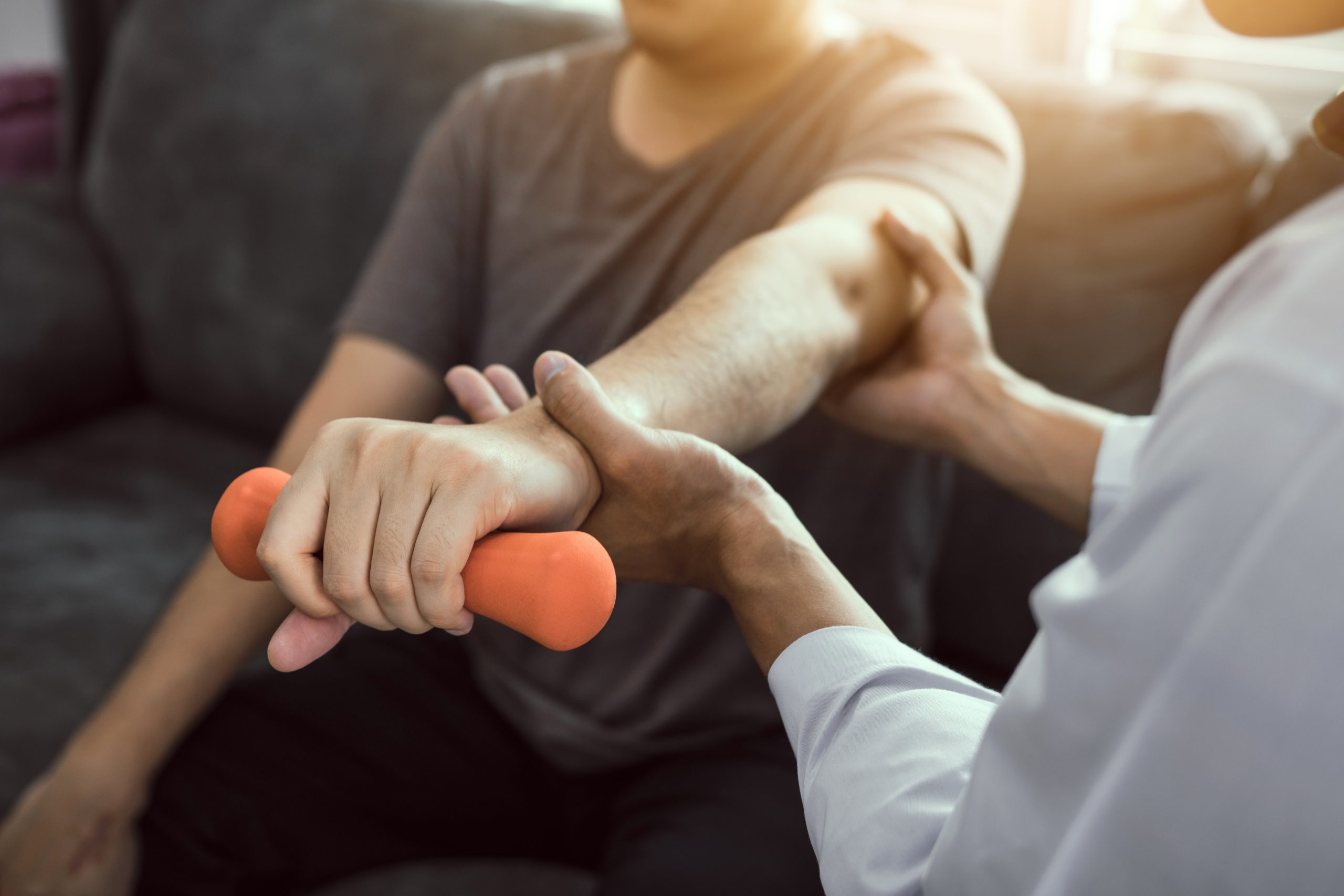 Physiotherapie unterstützt Patient bei der richtigen Haltung und dem richtigen Training