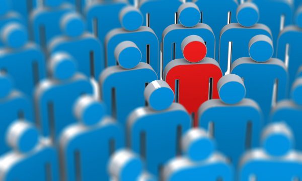 Auf dem Bild sind blaue Figureicons in 3D abgebildet. Diese stehen nebeneinander und in Reihen hintereinander. Eine Figur im rechten Teil des Bildes ist rot.